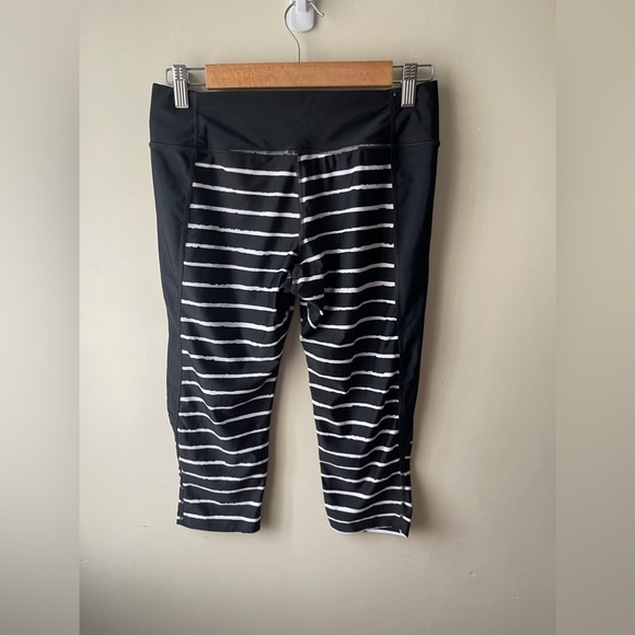 Nike | Cropped Stripe Athletic Leggings medium - Picture 2 of 6